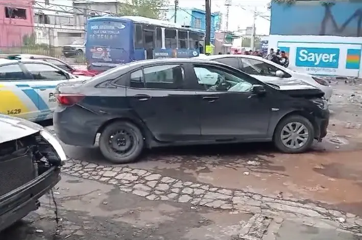 Coches accidentados por el choque ocurrido en Monterrey. Foto: Protección Civil de Nuevo León.