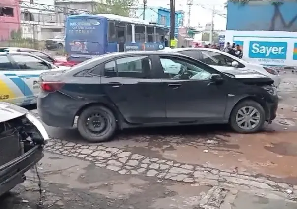 Choque en centro de Monterrey deja daños materiales y moviliza a las autoridades