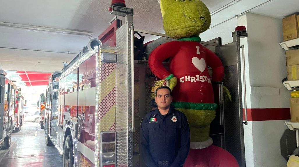 Bomberos de Nuevo León le dan vida a la Navidad con decoración en camión