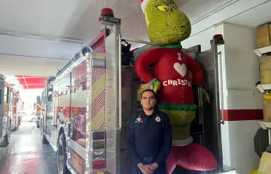 Bomberos de Nuevo León le dan vida a la Navidad con decoración en camión