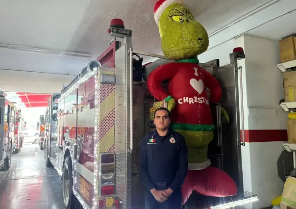 Bomberos de Nuevo León le dan vida a la Navidad con decoración en camión