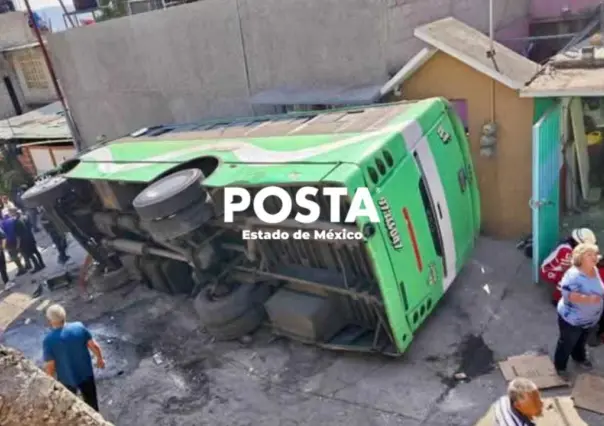 Camión e la Ruta 18 se queda sin frenos, choca y cae de 4 metros de altura (VIDEO)
