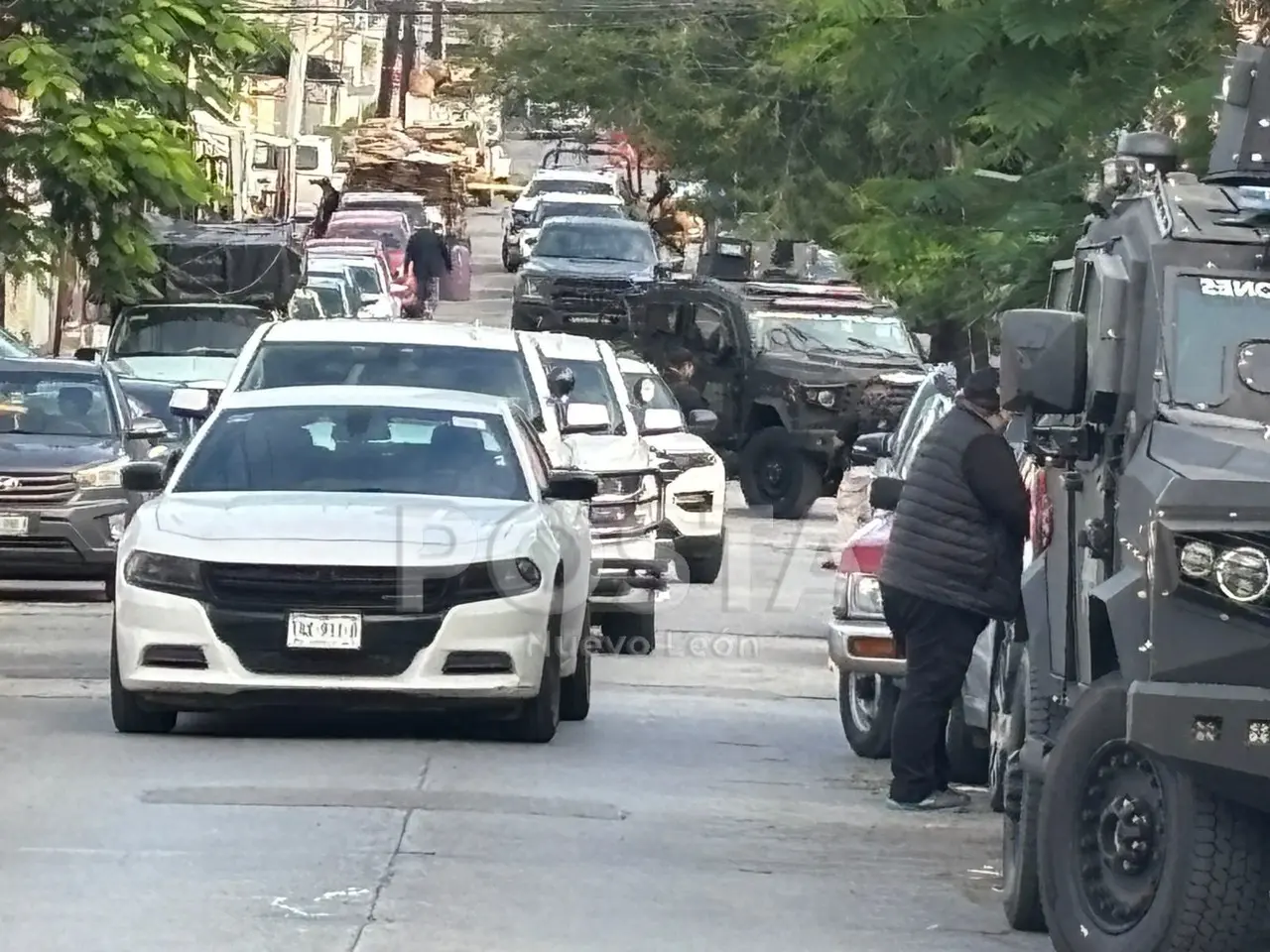 Elementos de la Fiscalía General de Nuevo León en la zona del cateo. Foto: POSTA MX.