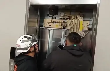 Emergencia en elevador: hombre atrapado es liberado por Protección Civil (VIDEO)