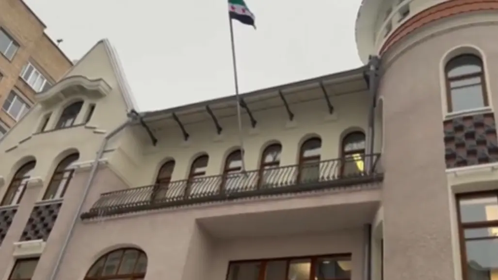 Embajada de Siria en Moscú iza la bandera de la oposición