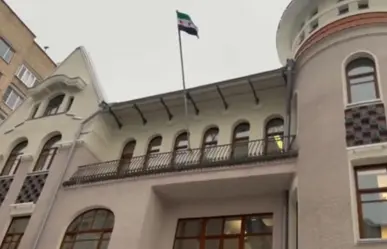 Embajada de Siria en Moscú iza la bandera de la oposición