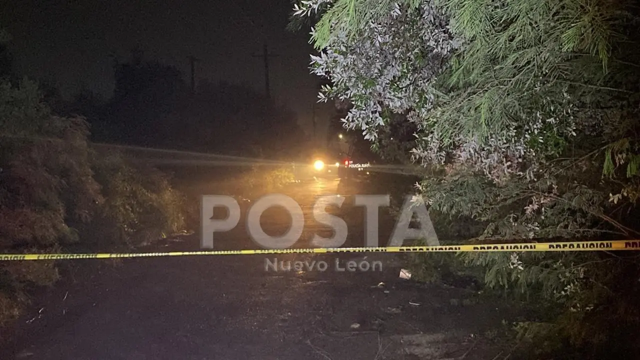 Policías de Juárez en la zona donde ocurrió el hallazgo del cuerpo. Foto: POSTA MX.