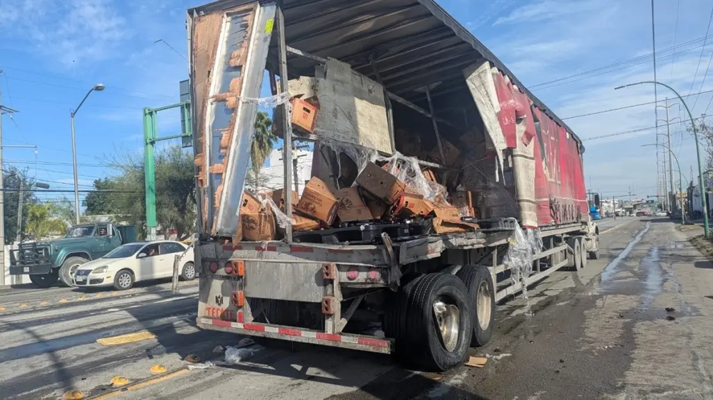 Tráiler impactado por tren en Guadalupe derrama cerveza y paraliza avenidas