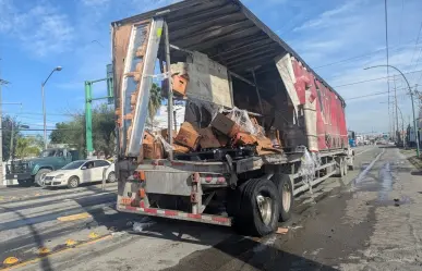 Tráiler impactado por tren en Guadalupe derrama cerveza y paraliza avenidas