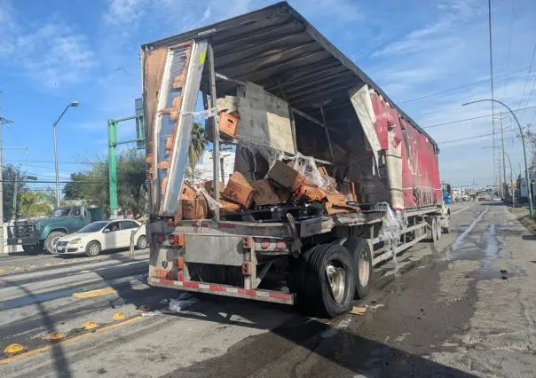 Tráiler impactado por tren en Guadalupe derrama cerveza y paraliza avenidas