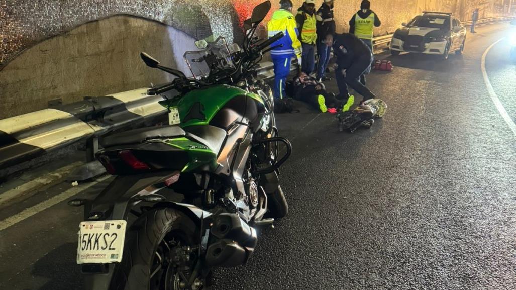 Policías en moto resultan heridos tras derrapar