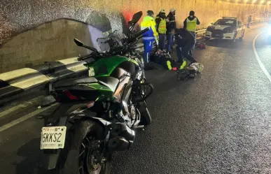 Policías en moto resultan heridos tras derrapar