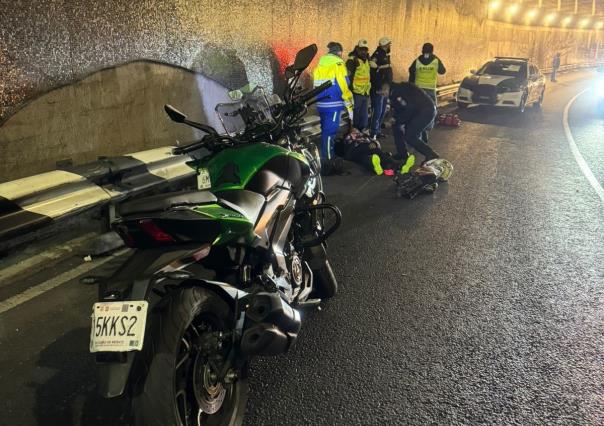 Policías en moto resultan heridos tras derrapar