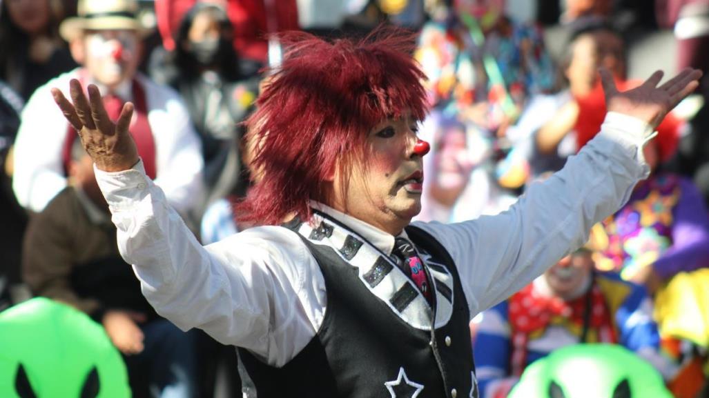 ¡Festejan a lo grande! Payasos llenan de alegría las calles de Toluca