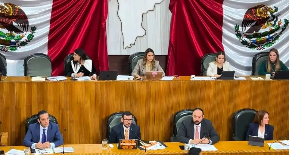 Lorena de la Garza se excusa de sesión por persecución. Foto: Armando Galicia.