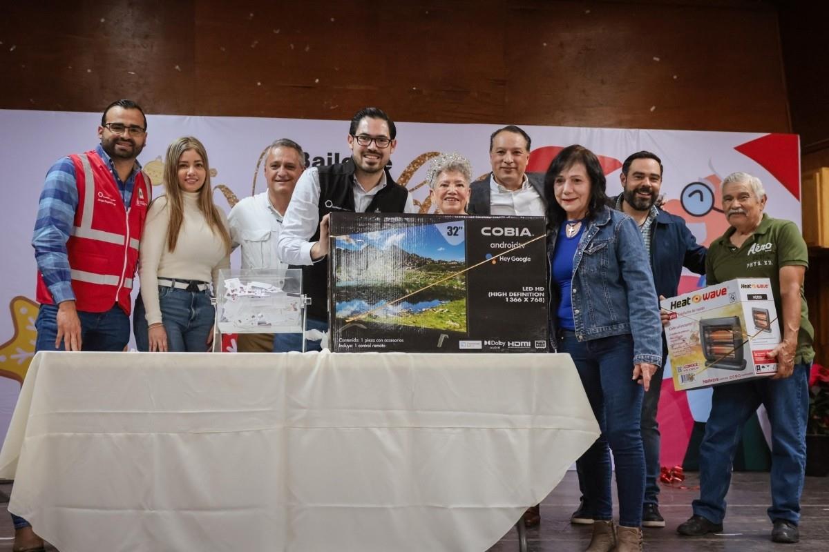 El alcalde de Santiago, David de la Peña en la posada de Adultos Mayores. Foto: Gobierno de Santiago