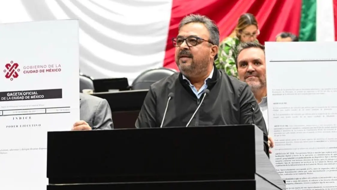 El diputado Víctor Pérez Díaz celebra la reforma histórica que garantiza derechos laborales para trabajadores de plataformas digitales, como acceso al IMSS e Infonavit. Foto: @victorperezdnl en Instagram.