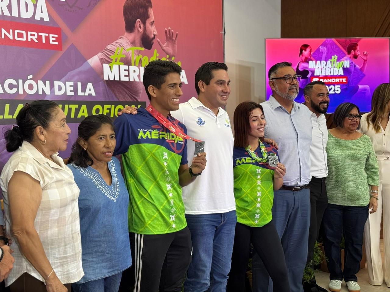 El Ayuntamiento de Mérida presentó las rutas, playeras y medallas del Maratón Mérida Banorte 2025. Foto: Irving Gil