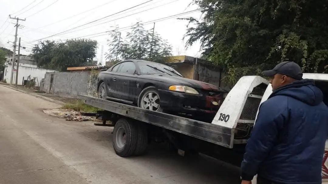 Durante la jornada, al menos 20 automóviles y un carretón de tacos fueron remolcados al corralón al no haber sido retirados por sus propietarios tras las notificaciones oficiales. Foto: Redes sociales