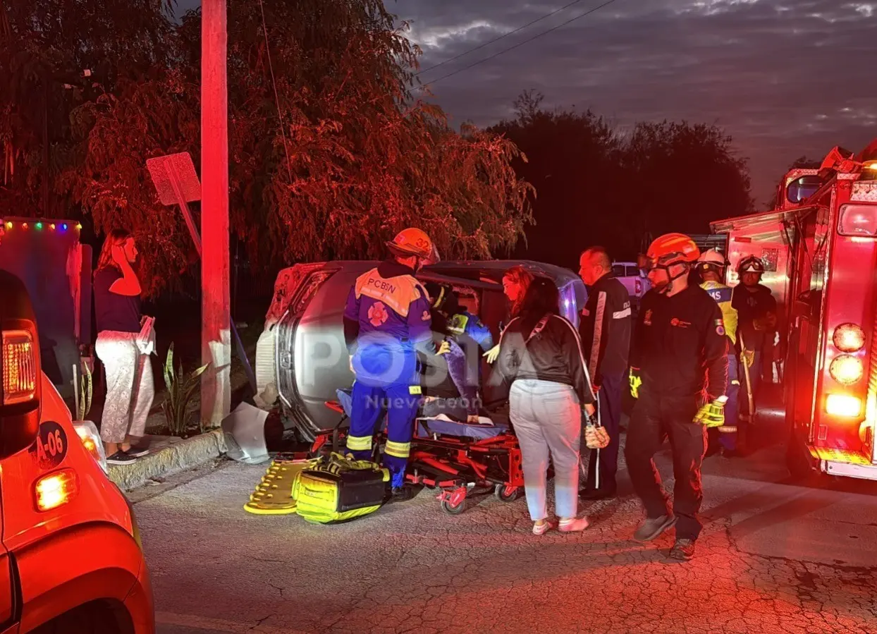 Elementos de Protección Civil de San Nicolás en la zona donde ocurrió el accidente vial. Foto: POSTA MX.