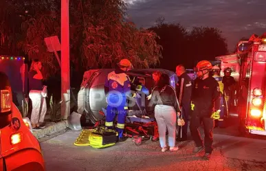 Volcadura en San Nicolás deja a madre e hija heridas (VIDEO)