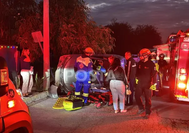 Volcadura en San Nicolás deja a madre e hija heridas (VIDEO)