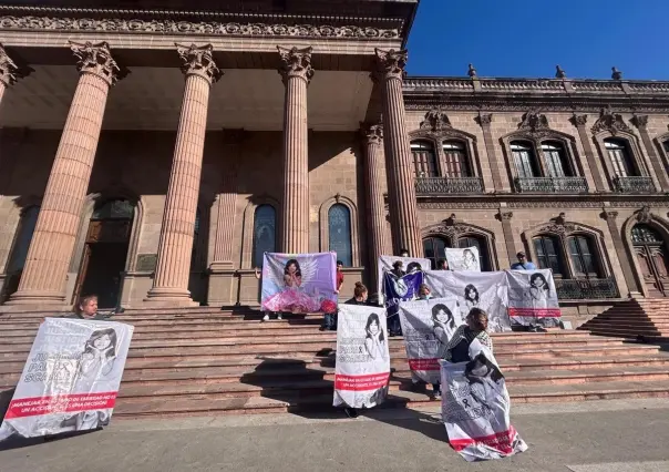 Familia de Scarlett protesta frente al Palacio de Gobierno por arraigo del responsable