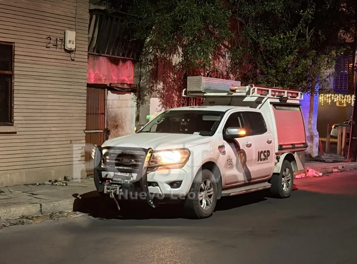 Elementos de la Fiscalía General de Justicia de Nuevo León en la zona del hallazgo. Foto: POSTA MX.