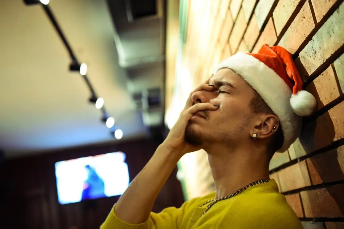 Hombre con gorrito de Navidad. Foto: Canva