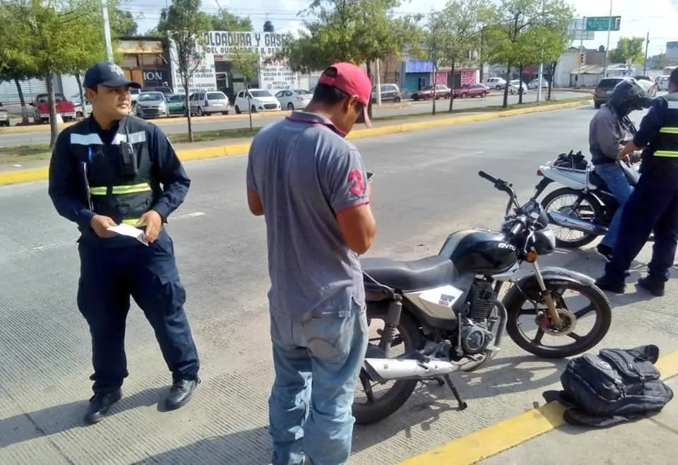 Es necesario viajar con todas las medidas de seguridad cuando se conduce una motocicleta. Foto: Facebook Dirección de Seguridad Pública.