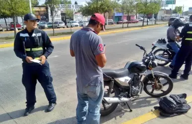 Infracciones en Durango: Esta es la multa por viajar 3 personas en una motocicleta