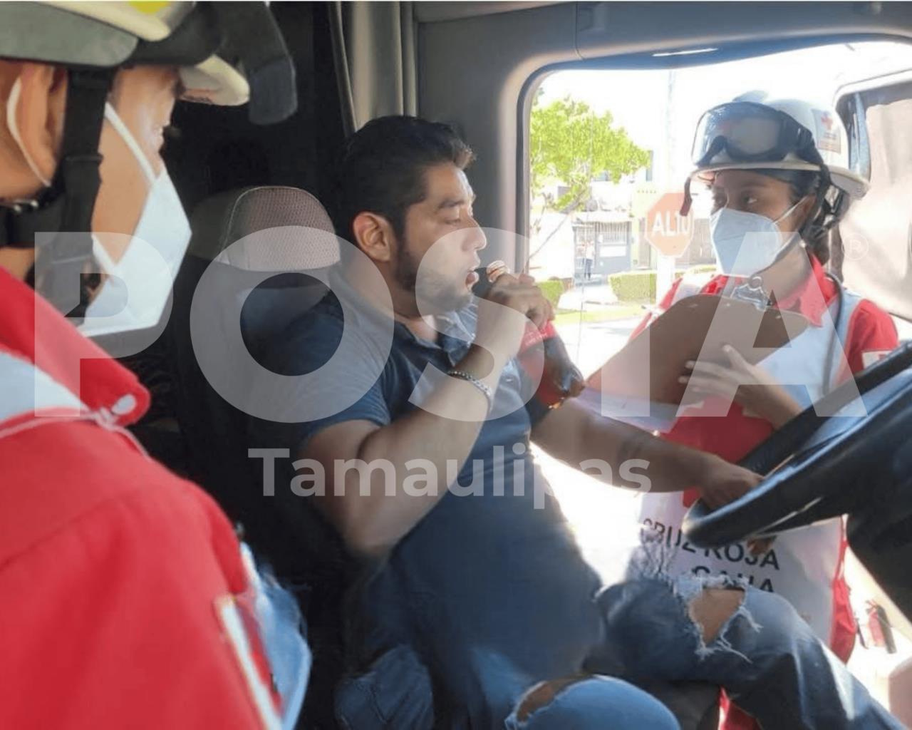 César Cobos se dirigía de Monterrey a Mérida, pero al maniobrar su camión para poder descargar material en una compañía y tuvo un accidente. Foto: Victoria Jiménez