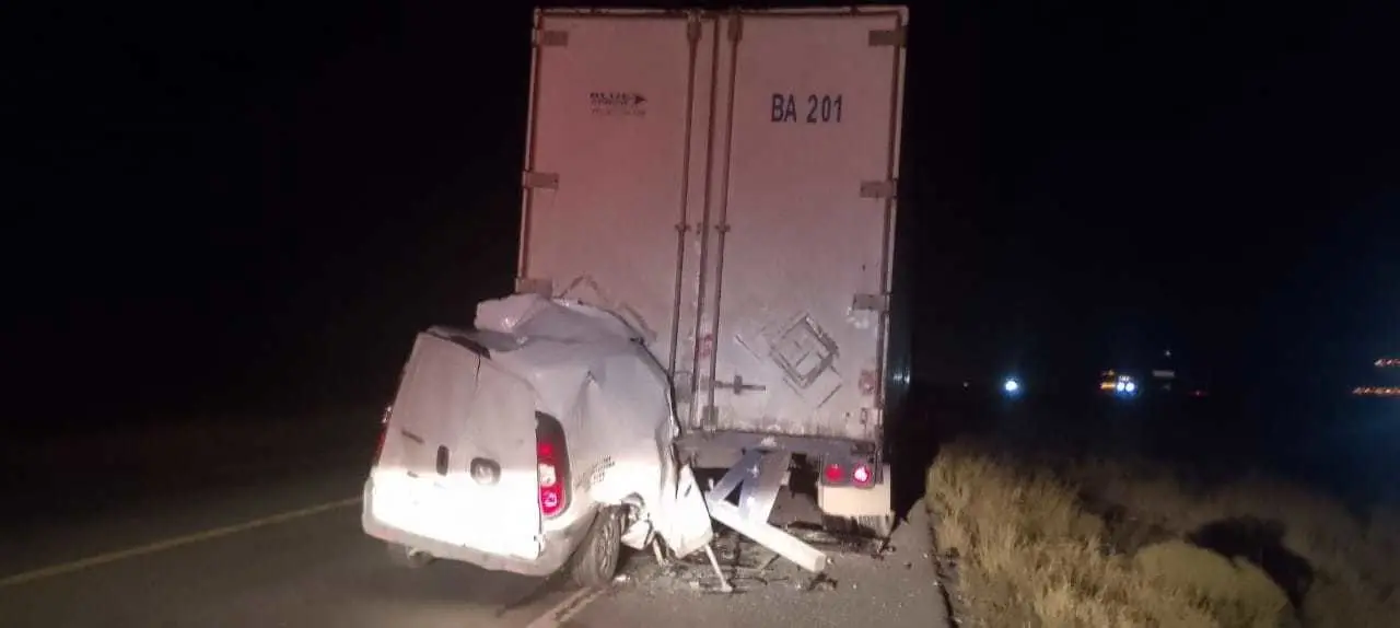 El incidente ocurrió cuando una camioneta impactó la parte trasera de un tráiler, dejando como saldo una persona fallecida. Foto: Redes sociales