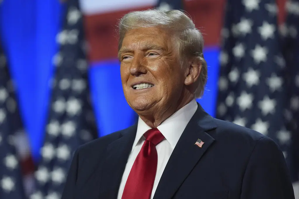 El entonces candidato presidencial republicano, Donald Trump, sonríe durante un evento para dar seguimiento a los resultados de la jornada electoral, el 6 de noviembre de 2024, en West Palm Beach, Florida. (AP Foto/Evan Vucci, Archivo)