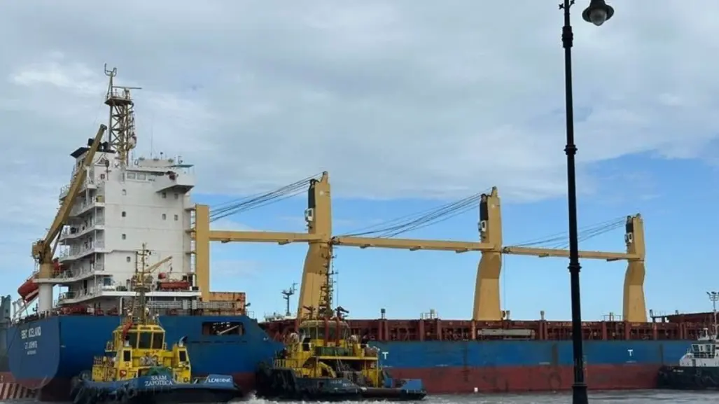 Barco de carga se impacta contra malecón del puerto de Veracruz por fuerte oleaje