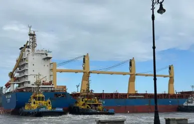 Barco de carga se impacta contra malecón del puerto de Veracruz por fuerte oleaje