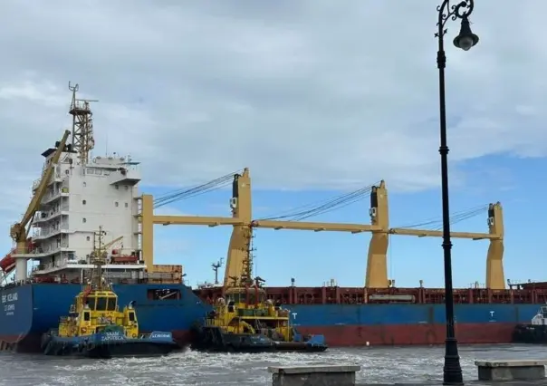 Barco de carga se impacta contra malecón del puerto de Veracruz por fuerte oleaje