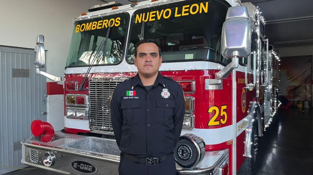 Bomberos de Nuevo León llevan a su familia hasta en el uniforme (VIDEO)