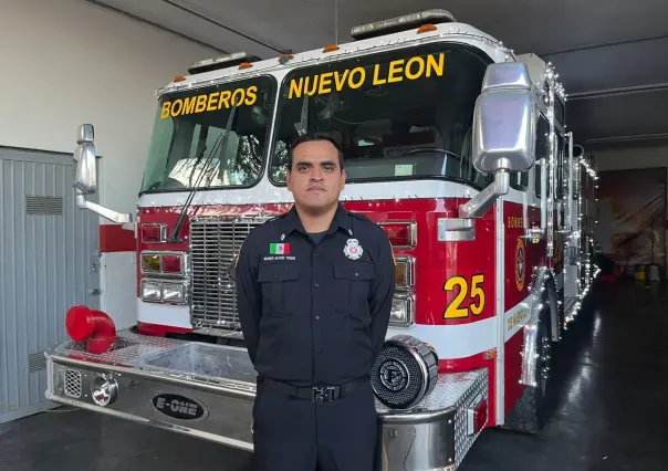 Bomberos de Nuevo León llevan a su familia hasta en el uniforme (VIDEO)