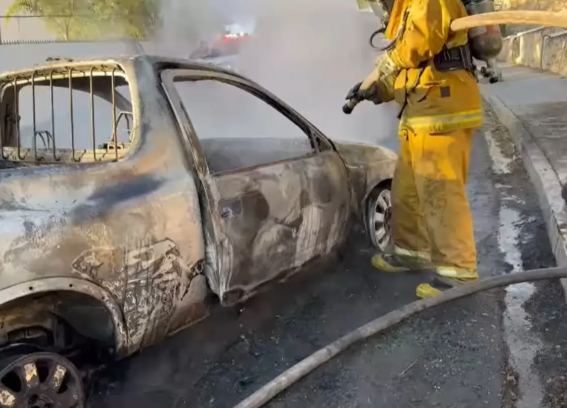 Elementos de los Bomberos sofocando el incendio. Foto: Protección Civil de Nuevo León,