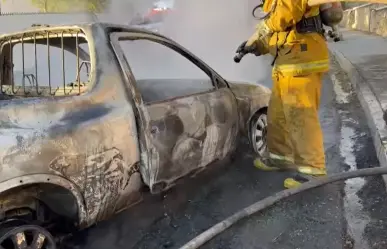 Bomberos sofocan incendio en vehículo en San Nicolás de los Garza (VIDEO)