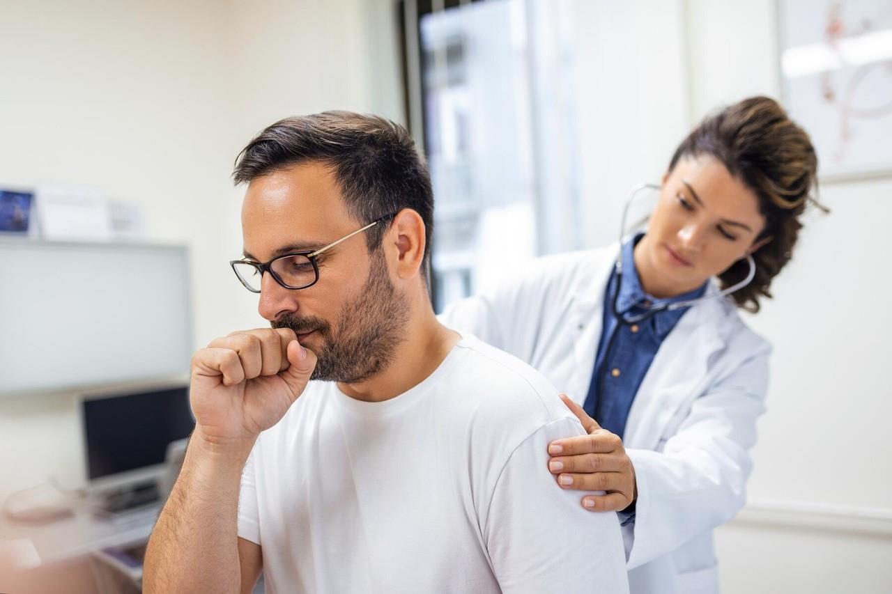 Imagen ilustrativa de una doctora revisando un paciente con posible enfermedad respiratoria. Foto: Freepik