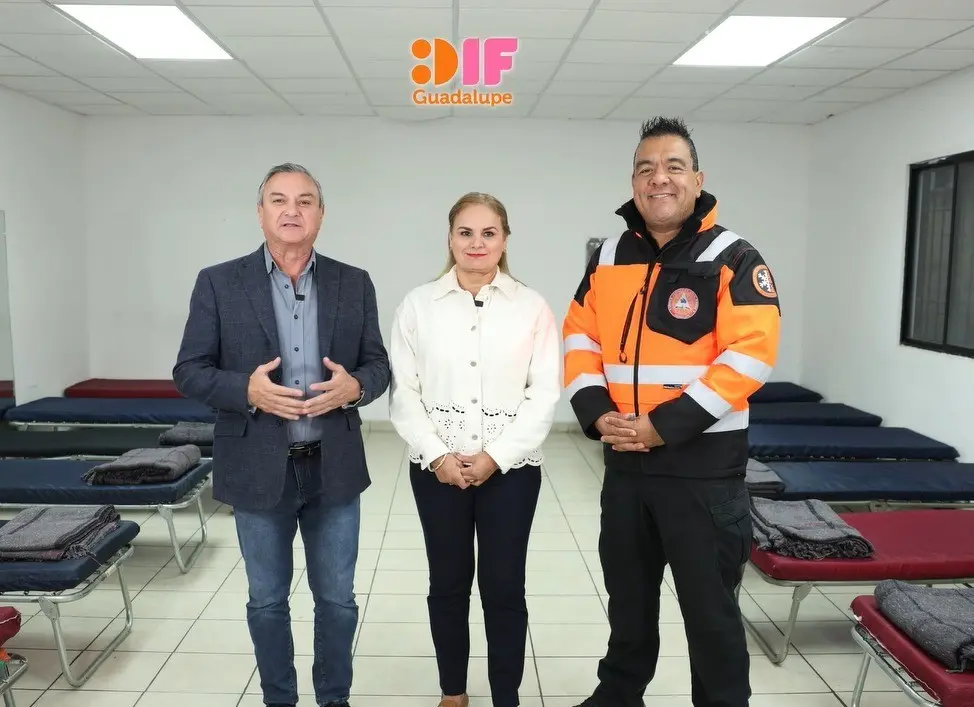 Héctor García con la presidenta del DIF municipal y el director de Protección Civil de Guadalupe para informar de los albergues. Foto: Héctor García.