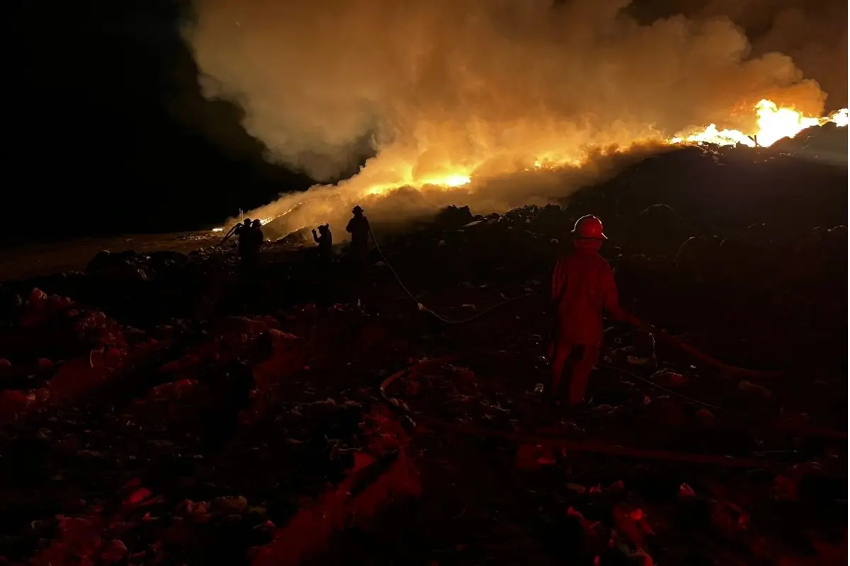 Incendio en el Basurero de Migriño. Foto: Cuerpo de bomberos de Cabo San Lucas