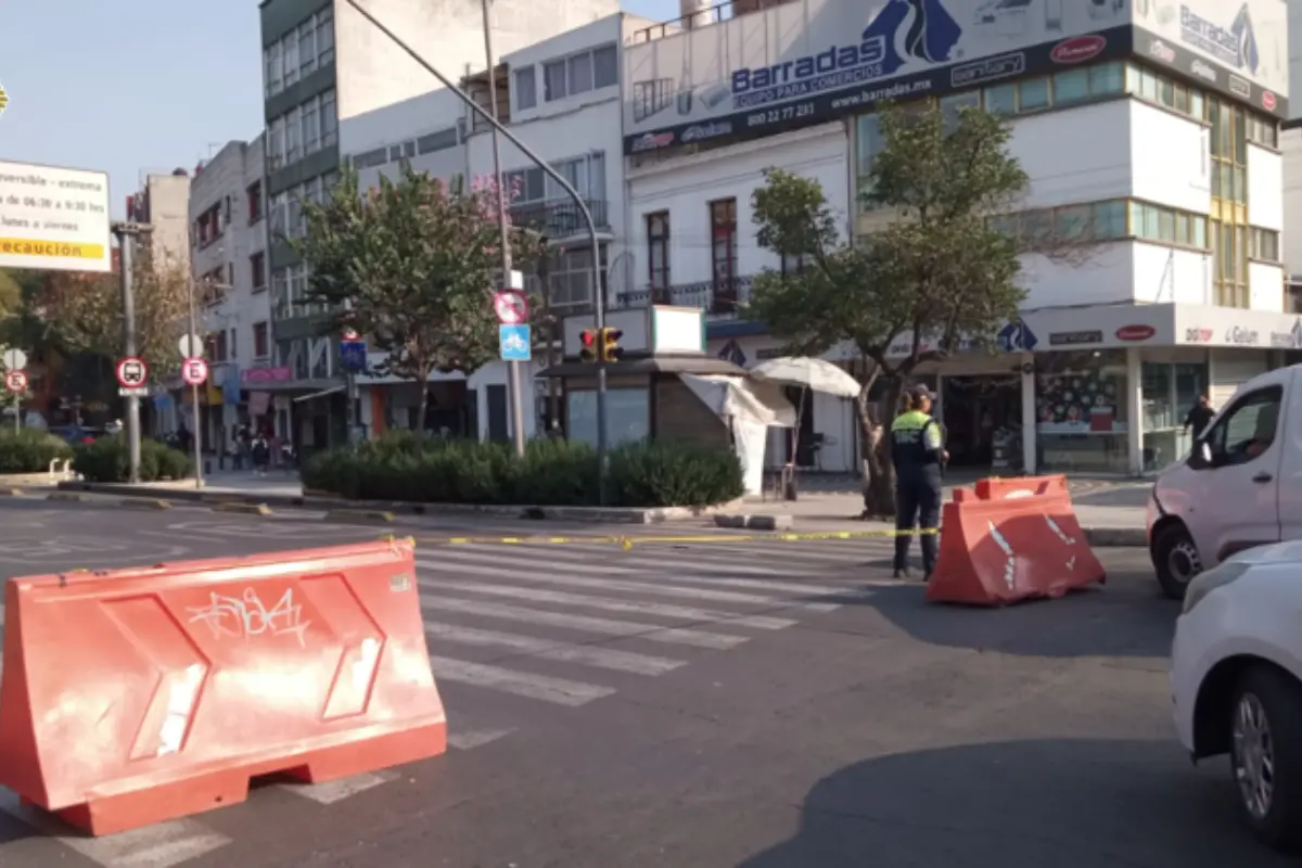 Calle cerrada por elementos de tránsito de la SSC en CDMX.   Foto: @OVIALCDMX