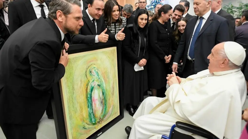 Papa Francisco bendice a Manolo Jiménez, Paola Rodríguez y a danzantes en el Vaticano