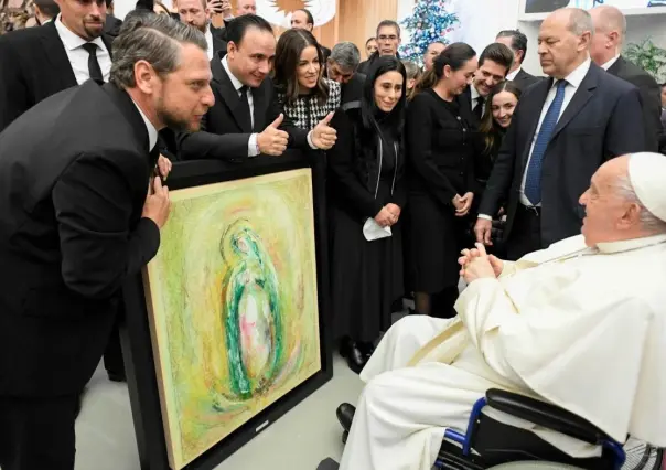 Papa Francisco bendice a Manolo Jiménez, Paola Rodríguez y a danzantes en el Vaticano