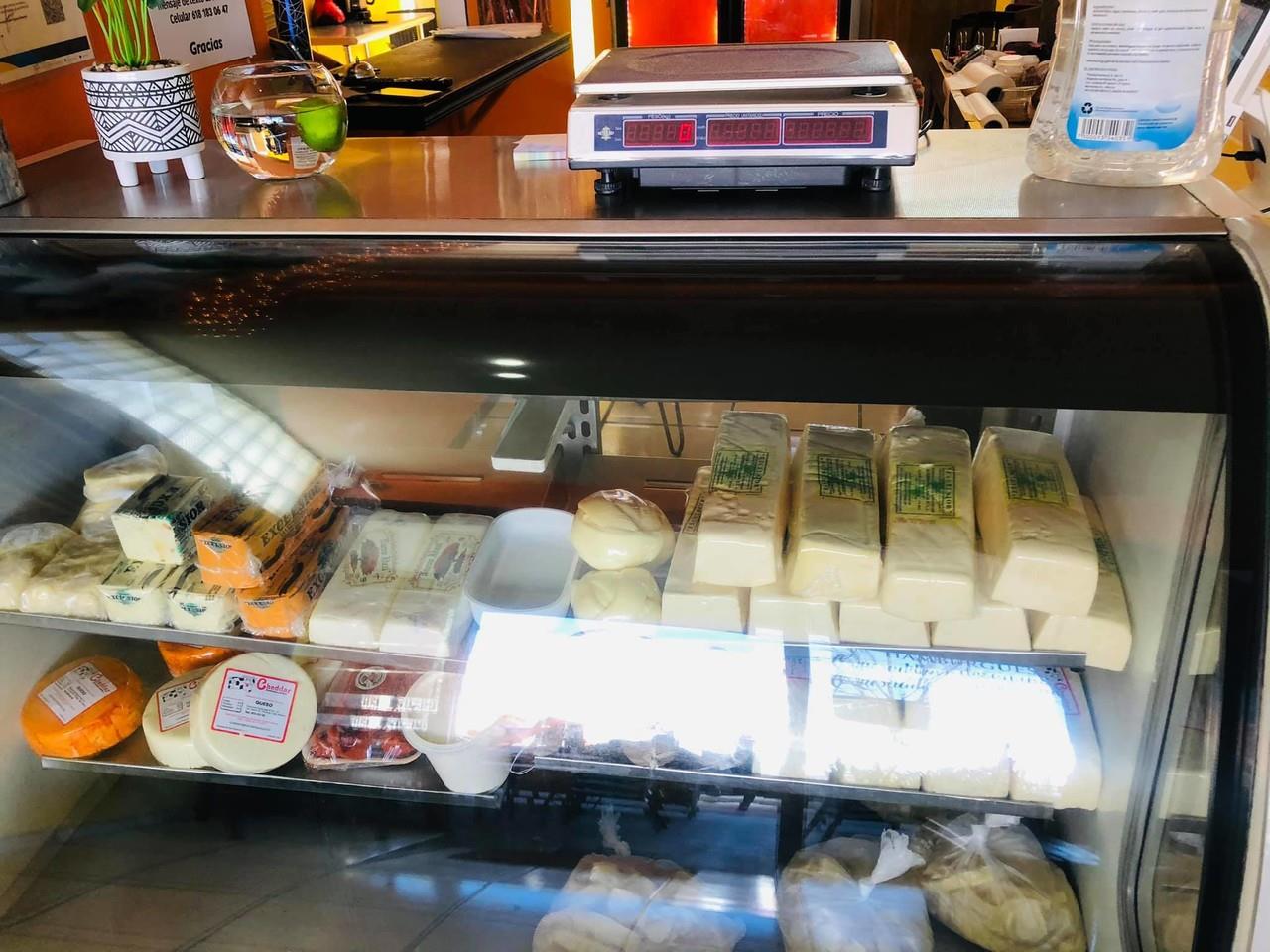 Aquí venden queso, salchichón y pan menonita, en la ciudad de Durango