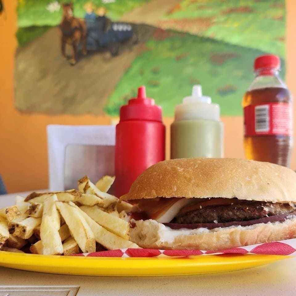 Aquí venden queso, salchichón y pan menonita, en la ciudad de Durango