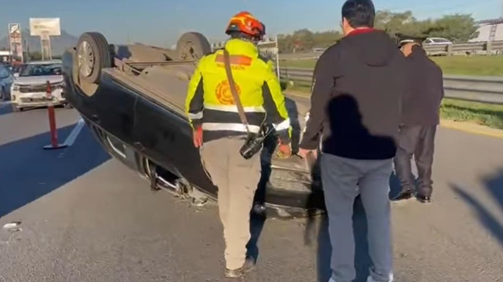 Volcadura en Guadalupe es atendida por Protección Civil (VIDEO)